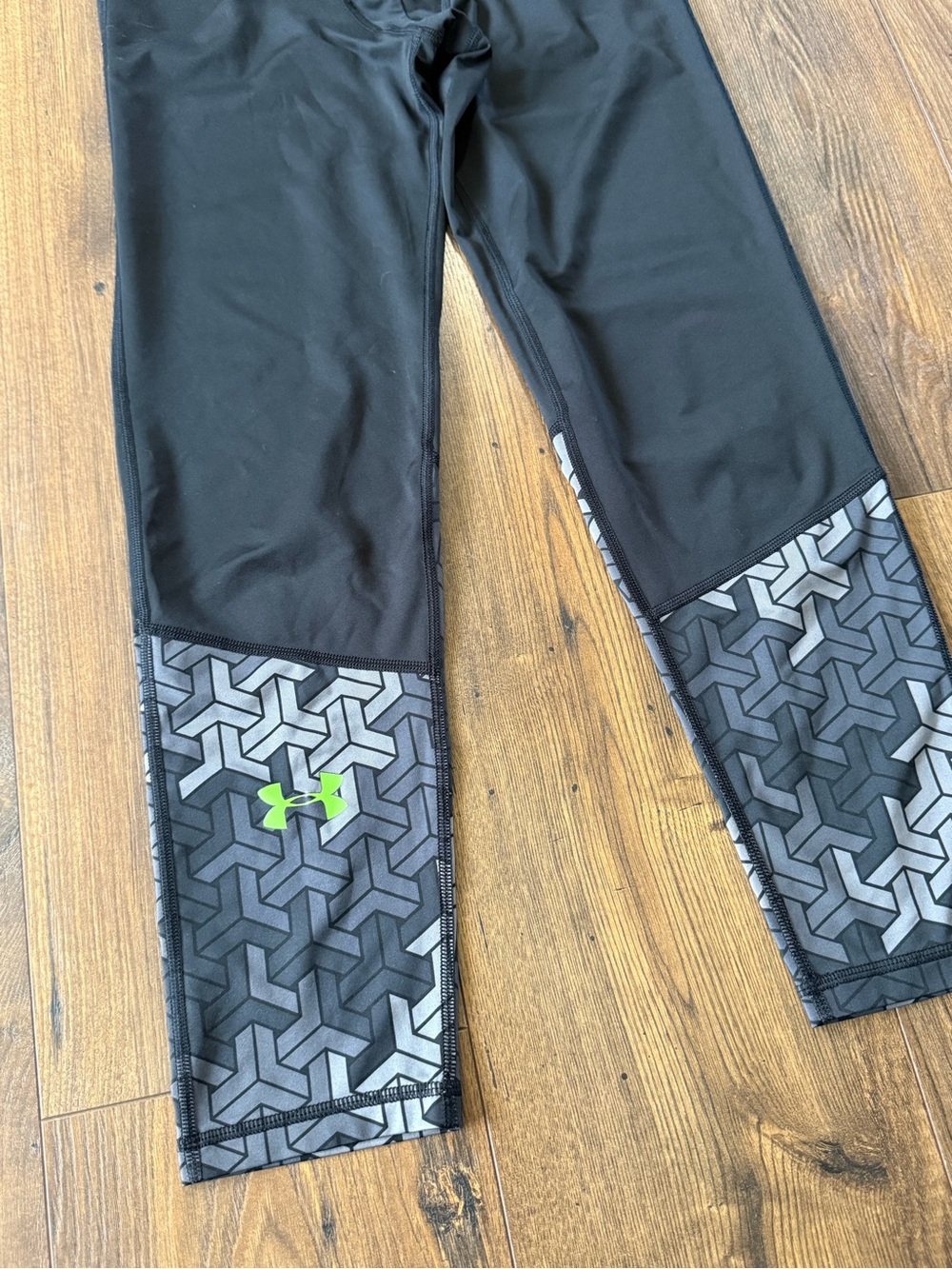 Under Armour Black and Gray Youth Large Compression Leggings Neon Green Logo - Picture 3 of 7
